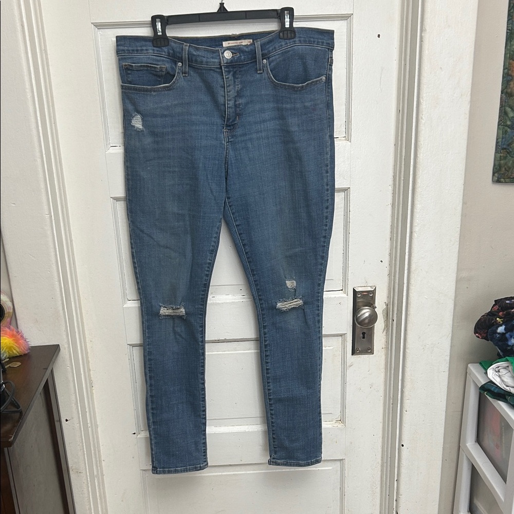 Levi's Mid Wash Blue Women's Skinny Jeans with Knee Rips